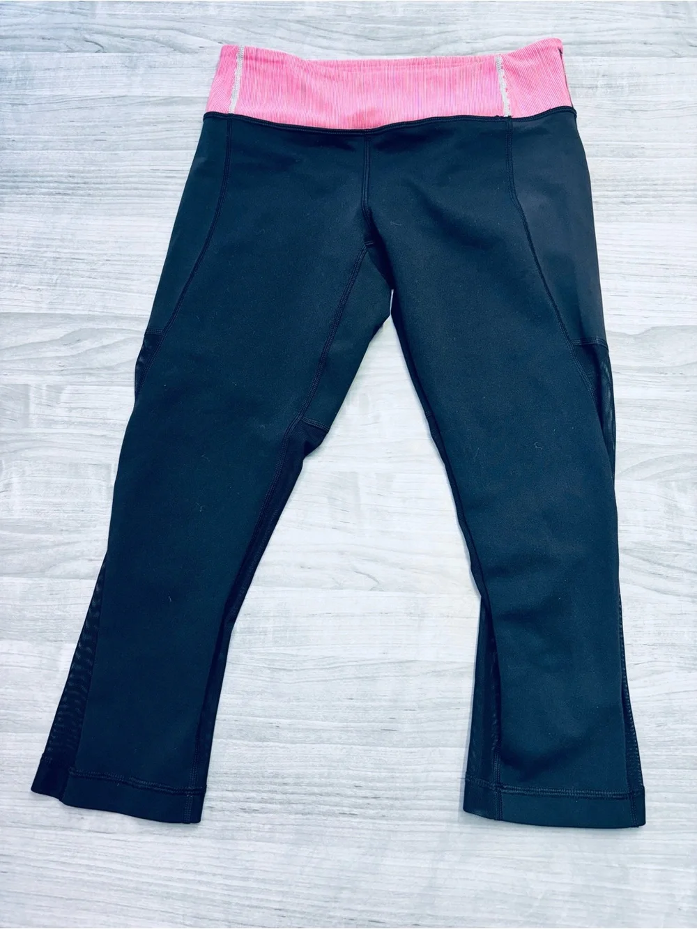 lululemon athletica Black Capri Leggings with Pink Waistband Size Medium 6